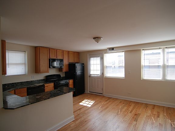 2nd image of 5320 N Francisco Ave APT 2S