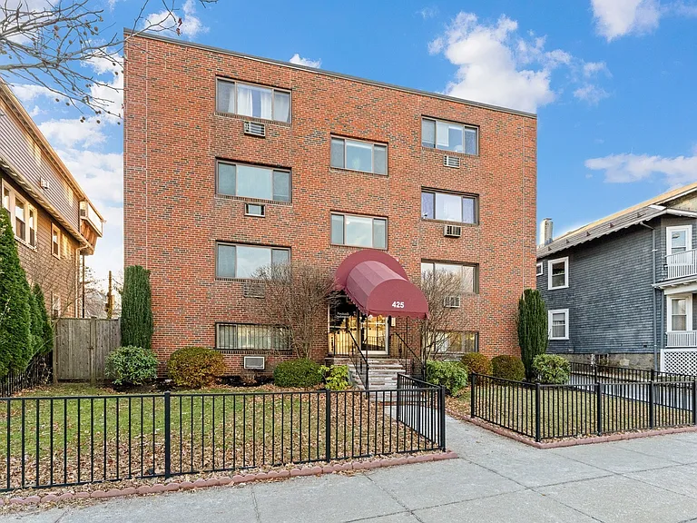 425 S Huntington Ave #6 — Photo 16