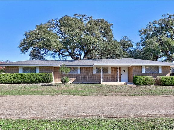 2nd image of 29 Oakmont Cir