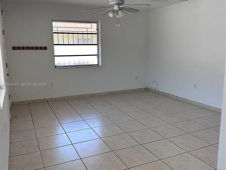 980 SW 10th St #980 — Photo 3