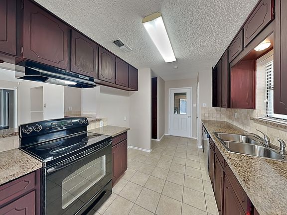 4th image of 445 Hillside Dr