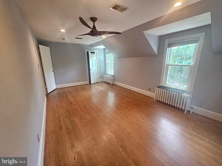 102 E Oak St — Photo 12
