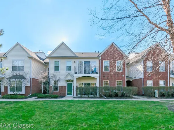 3103 Goldeneye Ln, Walled Lake, MI 48390