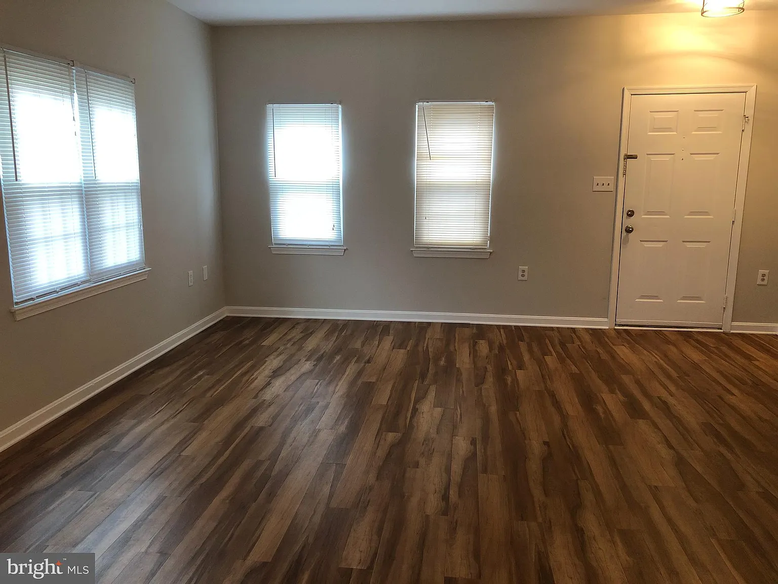2 bed, 2.5 bath, 1200 sqft, $2,400 — Photo 2