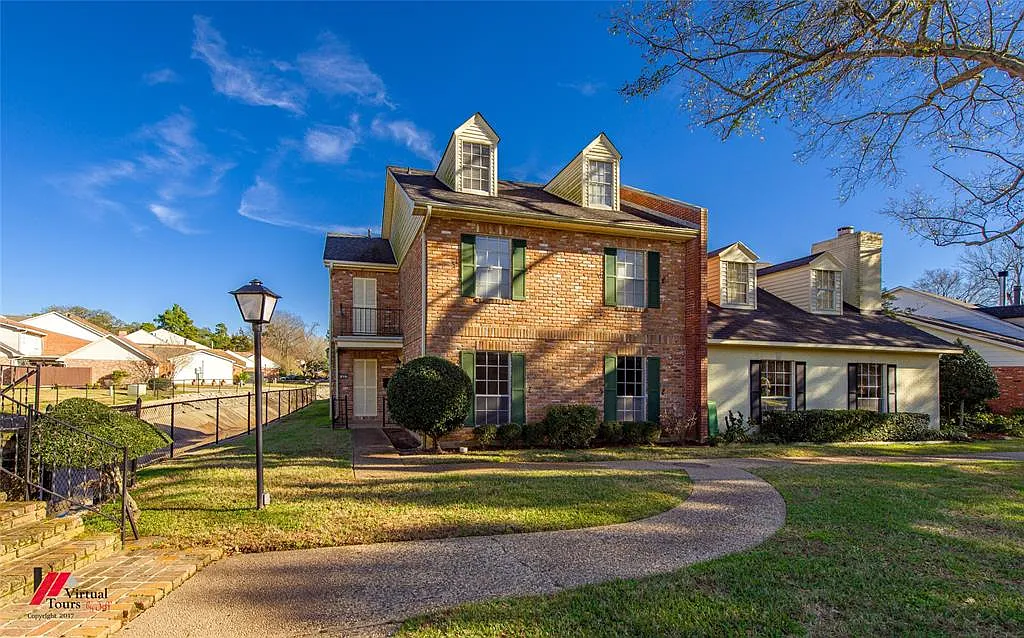 4 bed, 2.5 bath, 3282 sqft, $2,200 — Photo 1