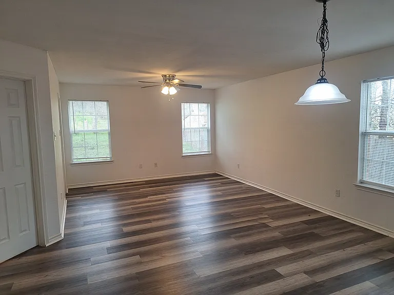 2621 Lee Ave — Photo 3