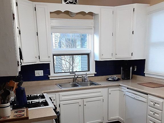 3rd image of 1081 Woodward Ave