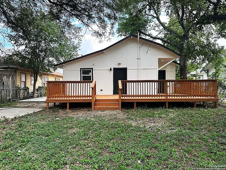 325 Robert E Lee St — Photo 2
