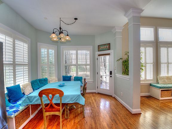 Breakfast Area with Custom B