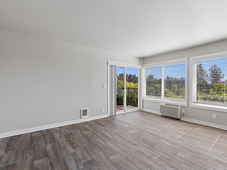 Sunset Summit Apartments — Photo 13