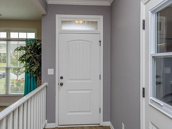 5th image of 889 Westlawn Drive