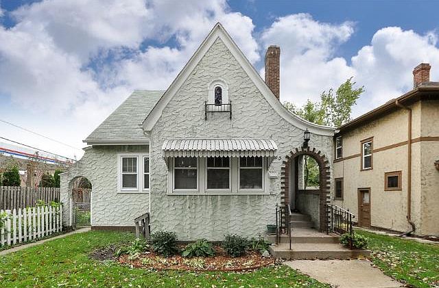 1st image of 833 Cottage Ave E