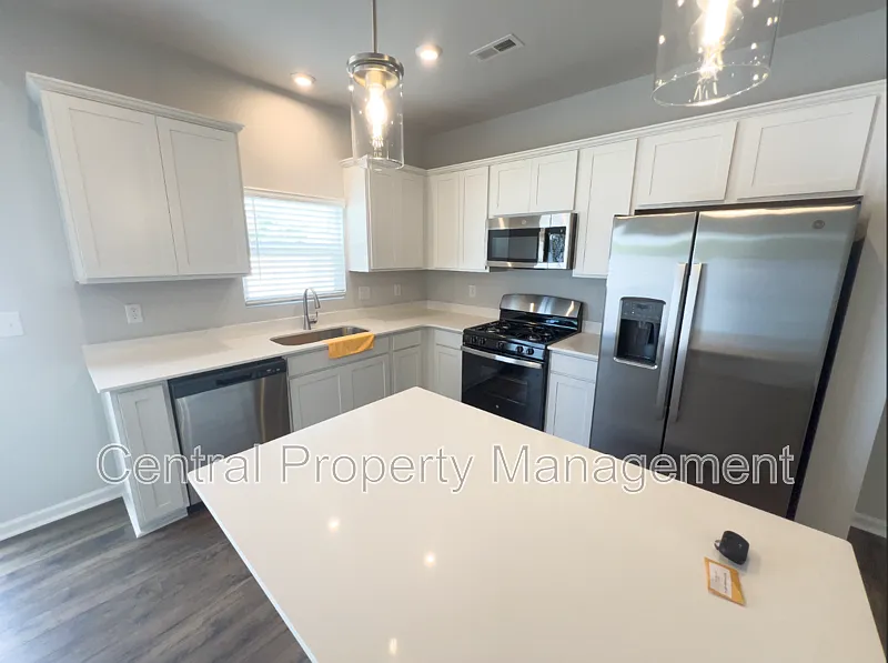 3 bed, 2.5 bath, 1470 sqft, $1,850 — Photo 3