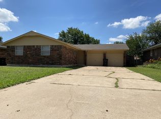 1048 Hargis Ln, Moore, OK 73160