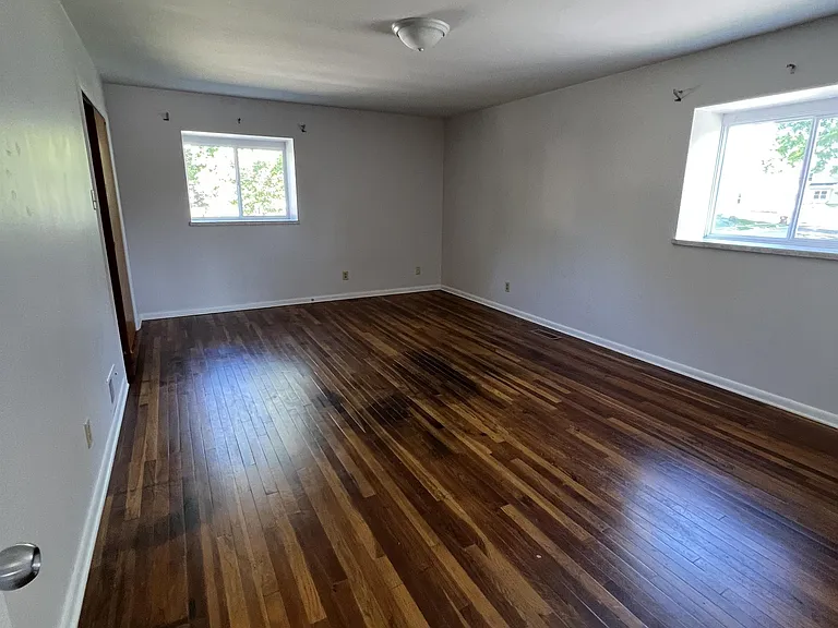 527 N Walnut St — Photo 16