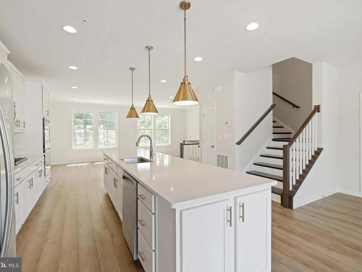 3 bed, 4.0 bath, 2376 sqft, $3,500 — Photo 4