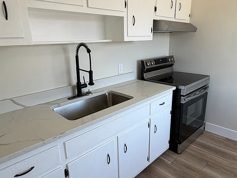4578 E 131st St #5 — Photo 3