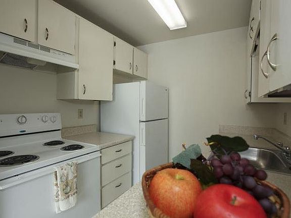 5th image of 5412 S Steele St #9