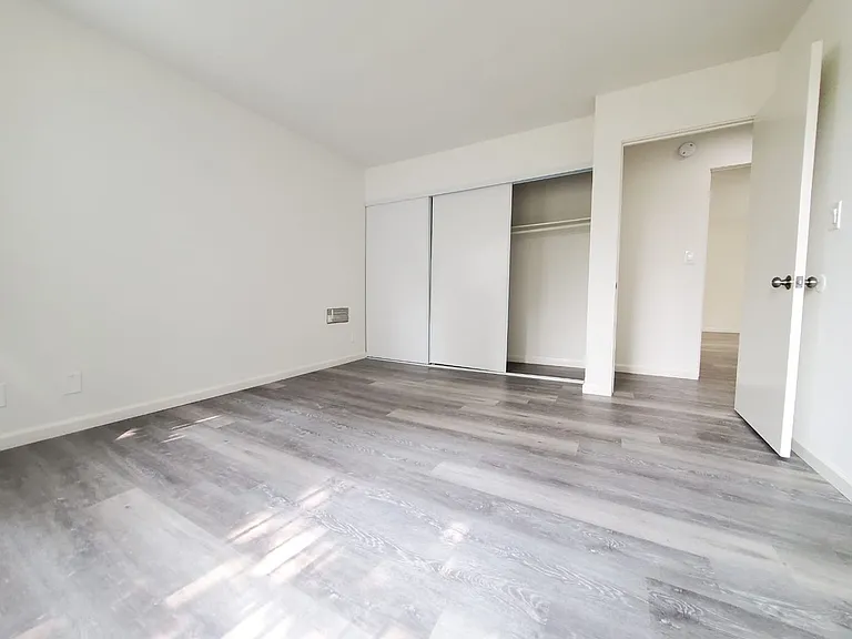 Topanga Apartments — Photo 3