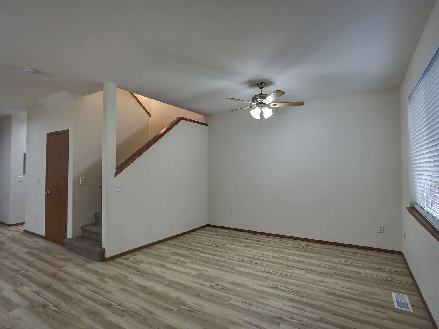 Beautiful 3 Bedroom 2 1/2 Bath, Washer and Dryer In-Unit, Air Conditioning — Photo 3
