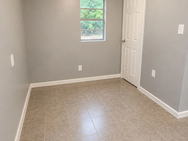 905 Pawnee Ave — Photo 2