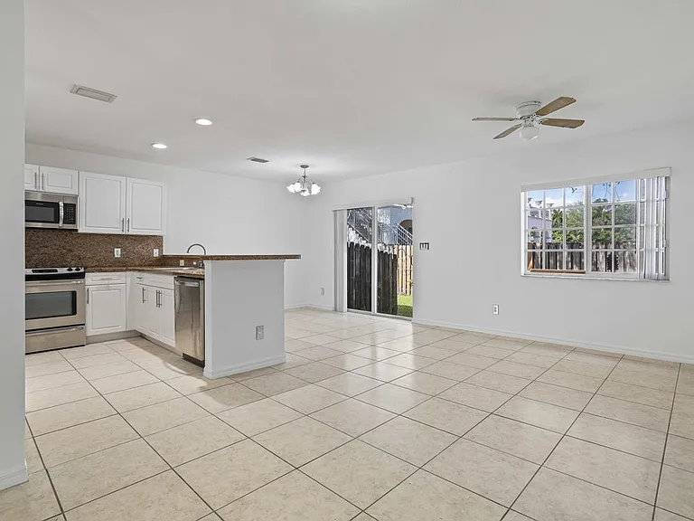 330 SW 2nd Ave #3 — Photo 6