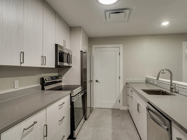 708 8th St #23 — Photo 3