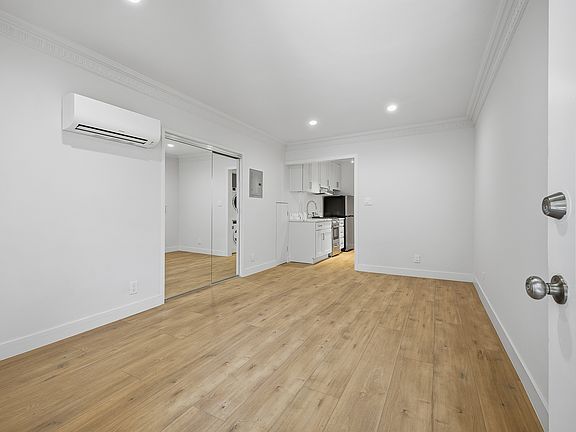 3rd image of 850 S Westmoreland Ave #852