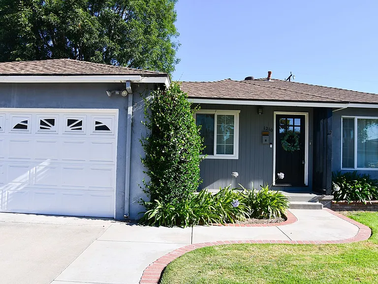 1210 E Oakmont Ave — Photo 1