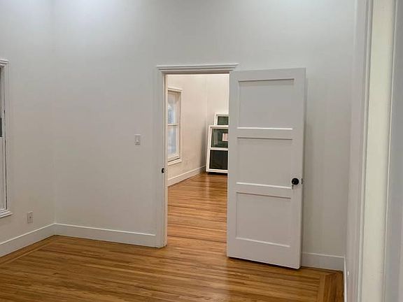 2nd image of 1048 Valencia St