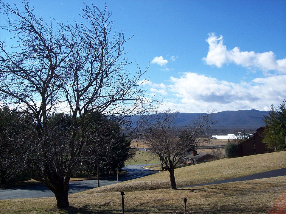 Gorgeous mtn. views from front porch