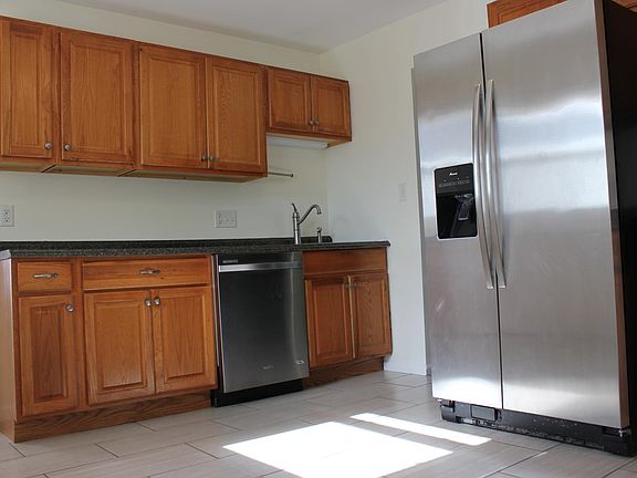 4th image of 1001 Eastview Dr