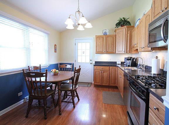 3rd image of 1041 E Kenilworth Ave