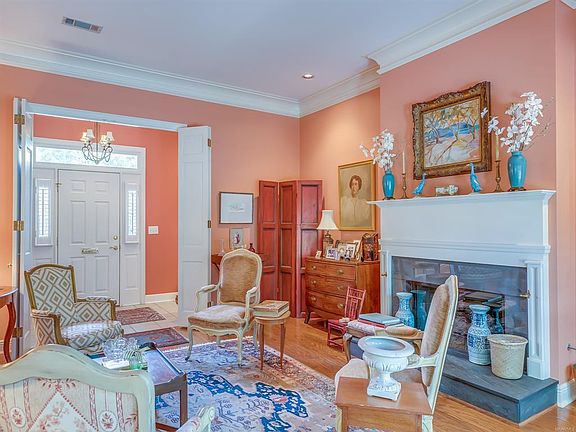 3rd image of 2401 Rosemont Pl