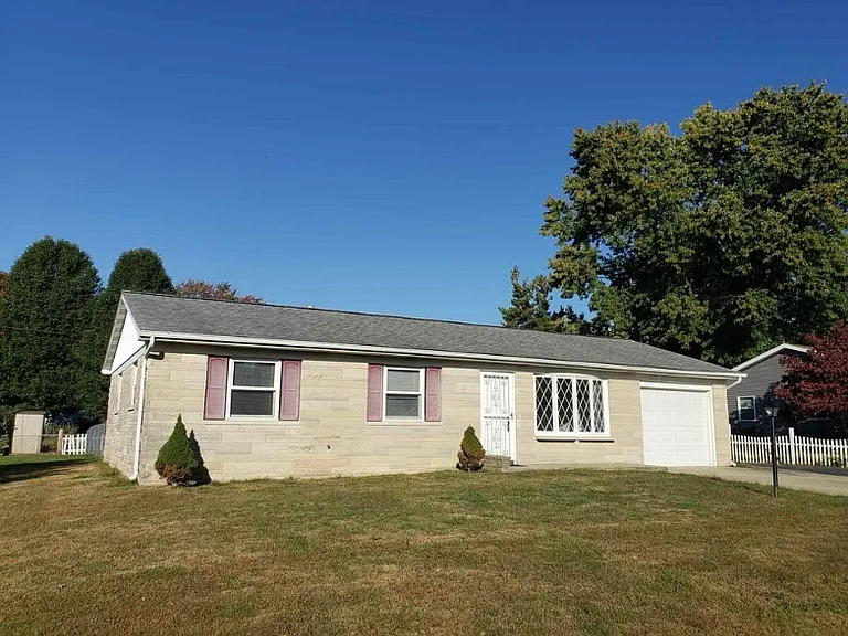 820 S Curry Pike — Photo 1