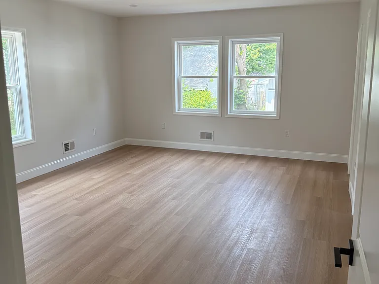 525 E Price St — Photo 12