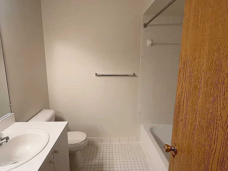 Lakeside Village Apartments — Photo 110
