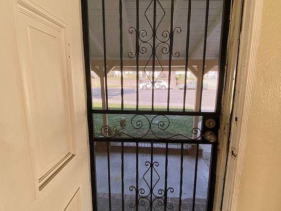 4th image of 2442 Gladys Ave