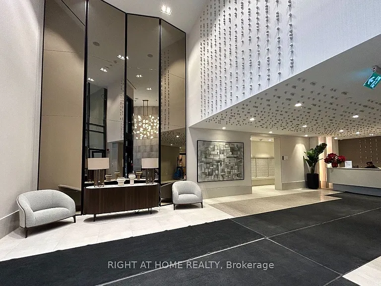 2020 Bathurst St #812 — Photo 17
