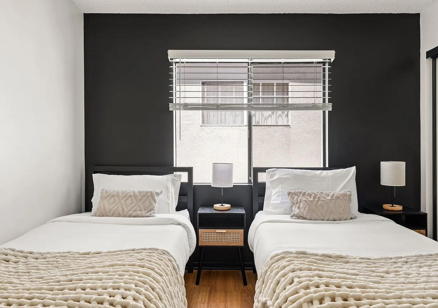 A 4 bedroom, 2 bathroom apartment with common areas and a fully functional kitchen at 1823 Pelham... — Photo 4