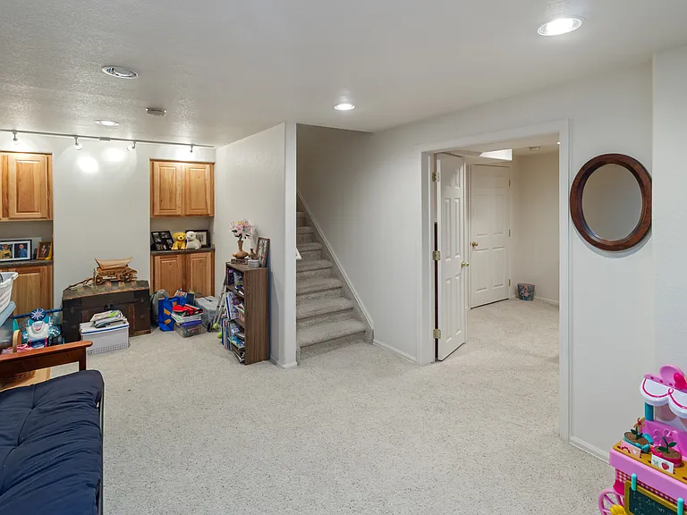 420 Hudson Ct — Photo 29