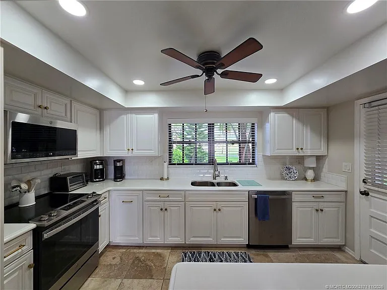 316 NE Edgewater Dr — Photo 14