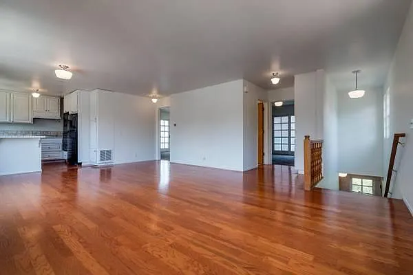 410 E Victoria St — Photo 3