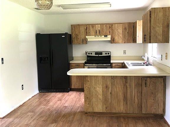 3rd image of 15846 Larkspur St