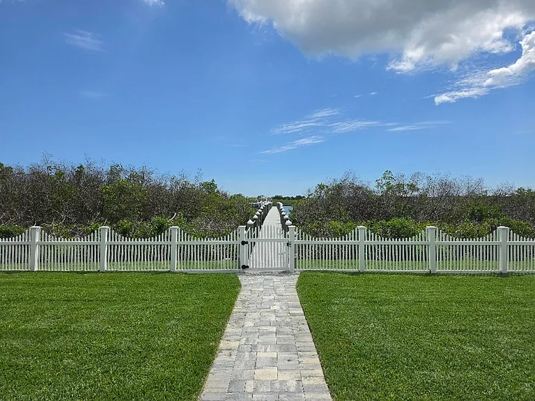 224 N Riverside Dr — Photo 5