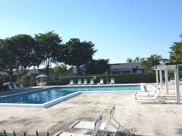 VILLAS POOL