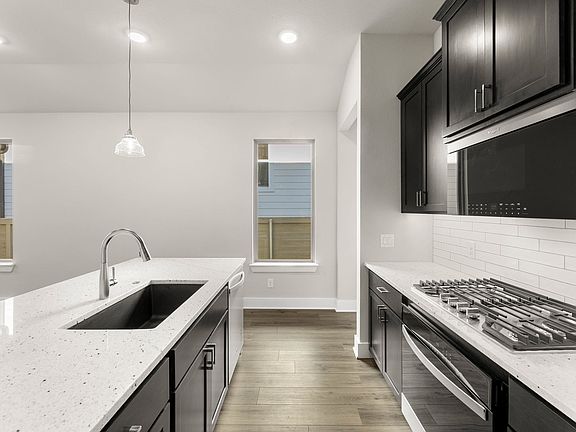 17_8760 Treeline-Kitchen-3