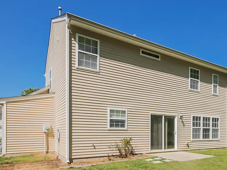 142 Hampshire Dr — Photo 15