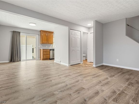 3rd image of 1222 W Maple St