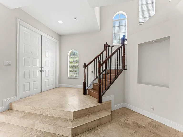 210 NE 69th Cir — Photo 4